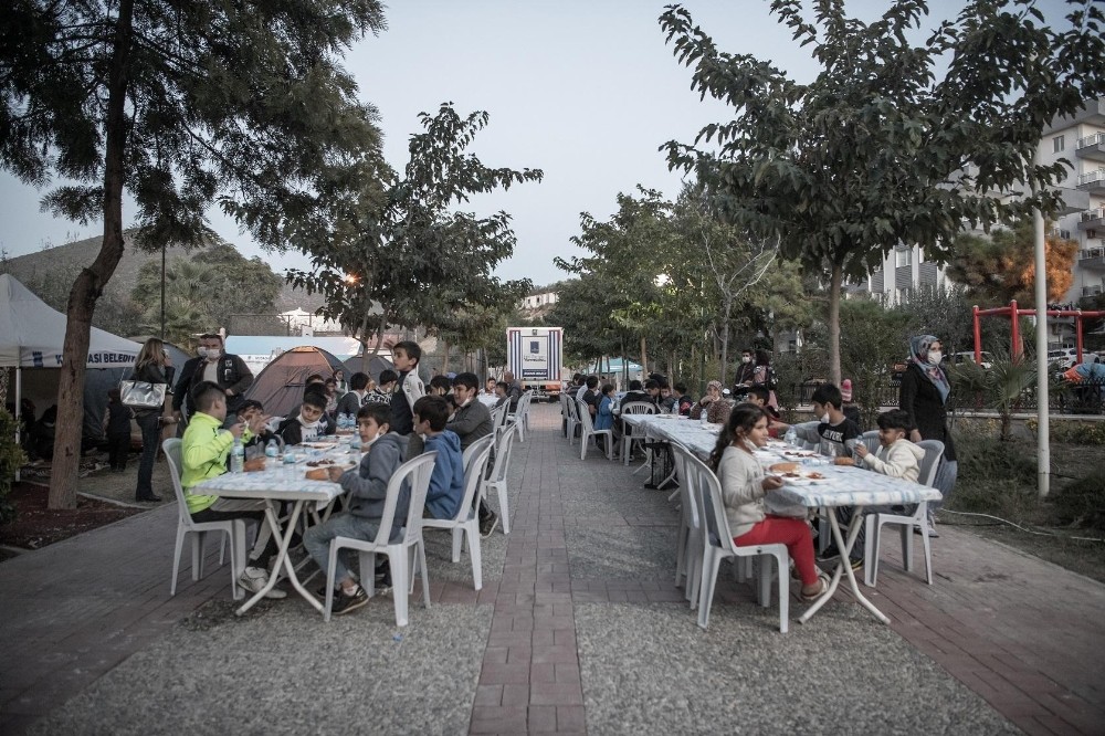kusadasinda geceyi disarida geciren vatandaslara destek suruyor 6 Kuşadası’nda geceyi dışarıda geçiren vatandaşlara destek sürüyor