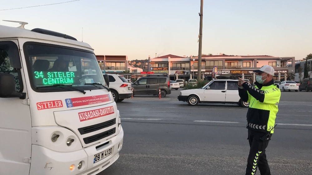 kusadasinda minibuslerde maske denetlemesi yapildi 1 45BdPSD3 Kuşadası’nda minibüslerde maske denetlemesi yapıldı