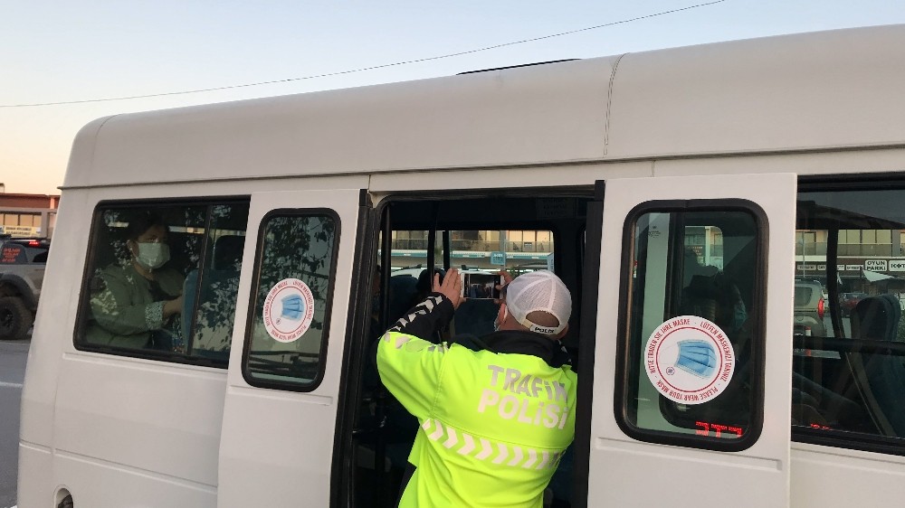 kusadasinda minibuslerde maske denetlemesi yapildi 2 yWyEOGmN Kuşadası’nda minibüslerde maske denetlemesi yapıldı