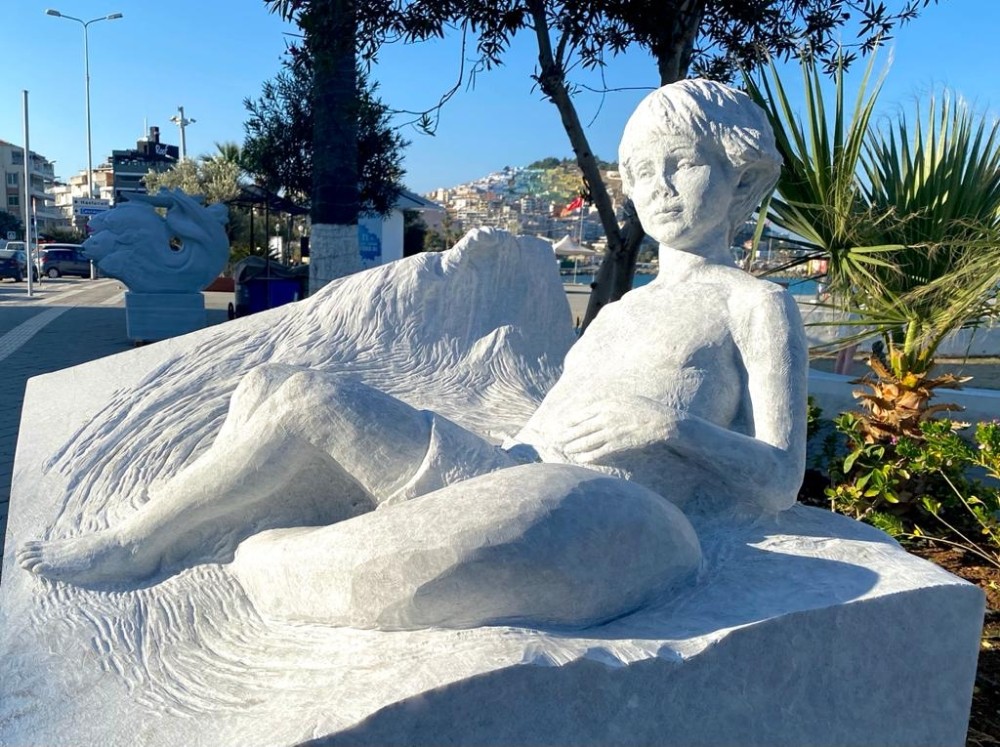 kusadasinda uluslararasi sanatcilarin yaptigi heykeller saldiriya ugradi 1 Kuşadası’nda uluslararası sanatçıların yaptığı heykeller saldırıya uğradı