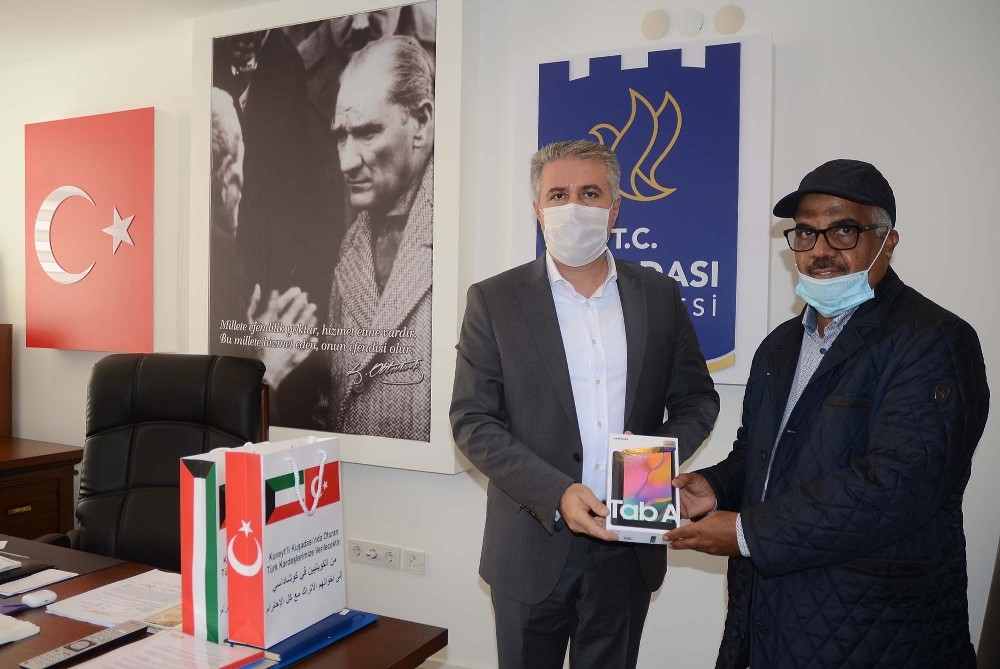 kusadasinda yasayan kuveytlilerden ogrencilere tablet destegi 1 Kuşadası’nda yaşayan Kuveytlilerden öğrencilere tablet desteği