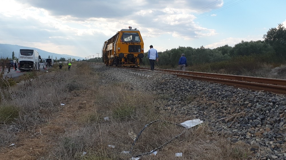 otobus kazasinda zarar goren demiryolu onarildi 1 SajDuT5A Otobüs kazasında zarar gören demiryolu onarıldı