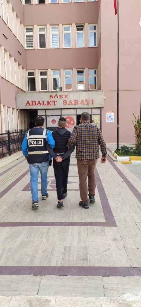 perdenin icine saklanan uyusturucu polisin gozunden kacmadi 1 1ARRtLAL Perdenin içine saklanan uyuşturucu, polisin gözünden kaçmadı