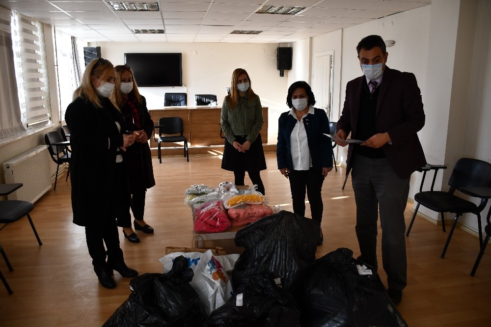 sokeli kadinlarin orguleri cocuklari sicak tutacak 1 BaiIwVQs Sökeli kadınların örgüleri çocukları sıcak tutacak