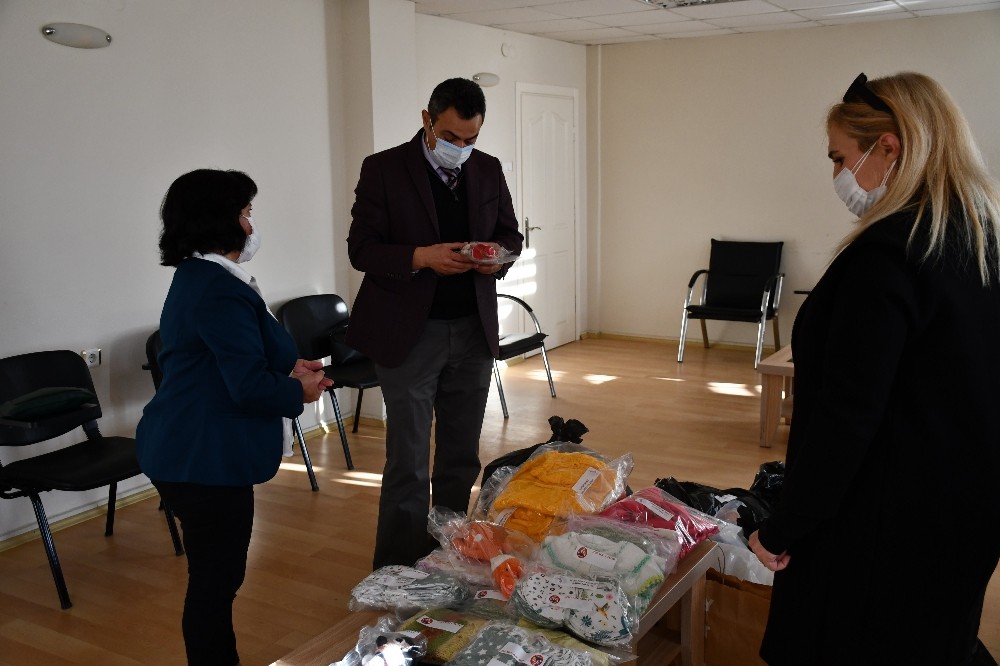 sokeli kadinlarin orguleri cocuklari sicak tutacak 2 Il1jMA25 Sökeli kadınların örgüleri çocukları sıcak tutacak