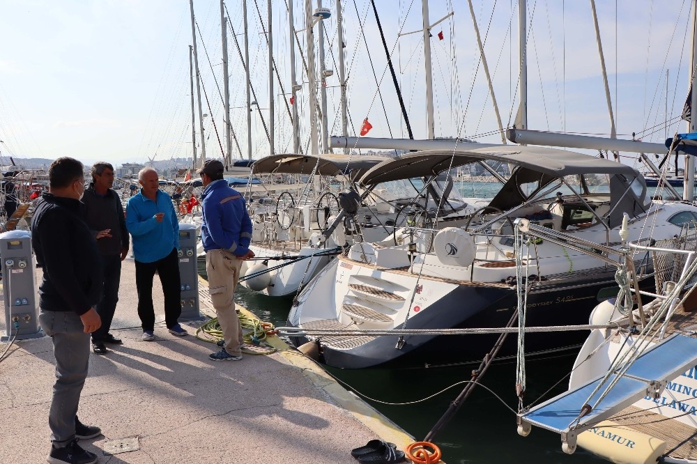 tsunamiden zarar goren tekne ve yatlar kusadasina getirildi 1 1YXD1kgE Tsunamiden zarar gören tekne ve yatlar Kuşadası’na getirildi
