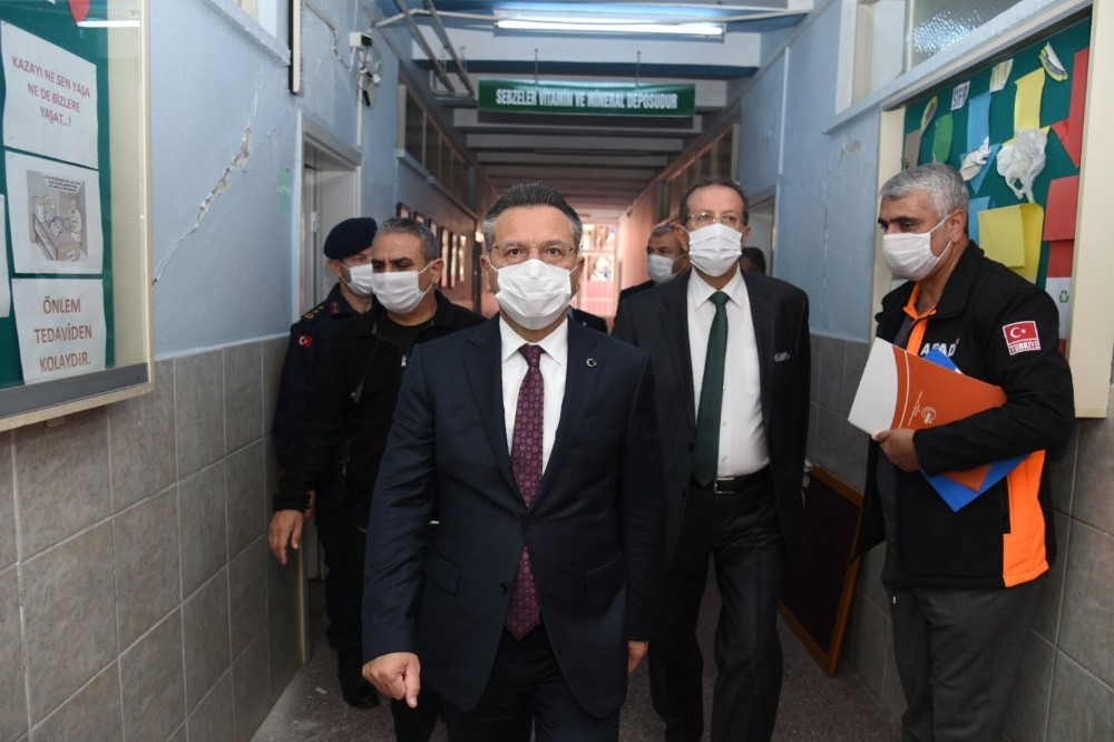 vali aksoy depremde hasar goren okul binasinda incelemede bulundu 1 jlJzCQr6 Vali Aksoy, depremde hasar gören okul binasında incelemede bulundu