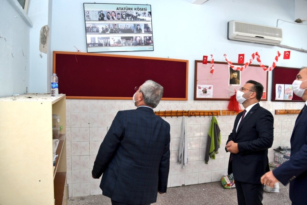 vali aksoy depremde hasar goren okul binasinda incelemede bulundu 2 W3zeTdI5 Vali Aksoy, depremde hasar gören okul binasında incelemede bulundu
