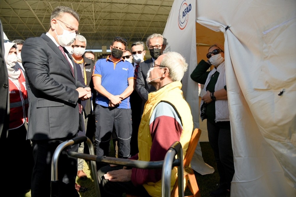 vali aksoy kusadasindaki cadirkentte incelemede bulundu 1 4MZ5hvaq Vali Aksoy, Kuşadası’ndaki çadırkentte incelemede bulundu