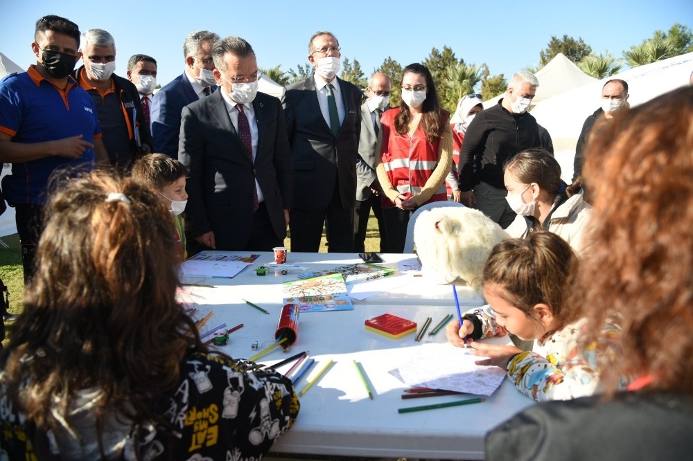 vali aksoy kusadasindaki cadirkentte incelemede bulundu 2 EweHKyhV Vali Aksoy, Kuşadası’ndaki çadırkentte incelemede bulundu
