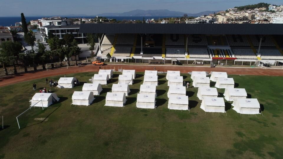 vali aksoy kusadasindaki cadirkentte incelemede bulundu 4 FdAMPhmW Vali Aksoy, Kuşadası’ndaki çadırkentte incelemede bulundu