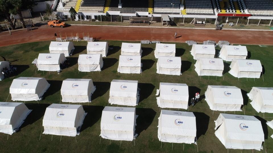 vali aksoy kusadasindaki cadirkentte incelemede bulundu 5 FUJ52CpR Vali Aksoy, Kuşadası’ndaki çadırkentte incelemede bulundu