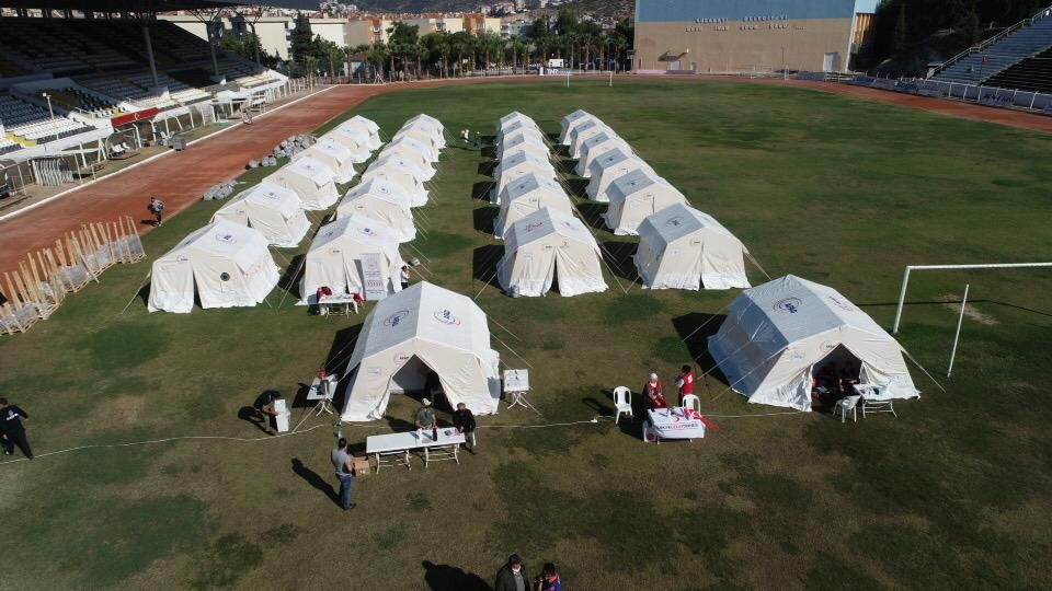 vali aksoy kusadasindaki cadirkentte incelemede bulundu 6 bLl2C5dk Vali Aksoy, Kuşadası’ndaki çadırkentte incelemede bulundu