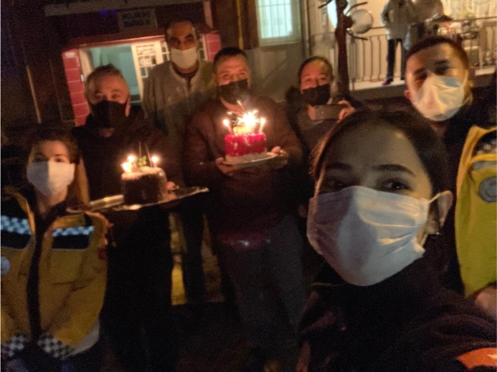 acil vakaya geldiler pasta ile karsilastilar 1 quBSJ8Ai Acil vakaya geldiler, pasta ile karşılaştılar