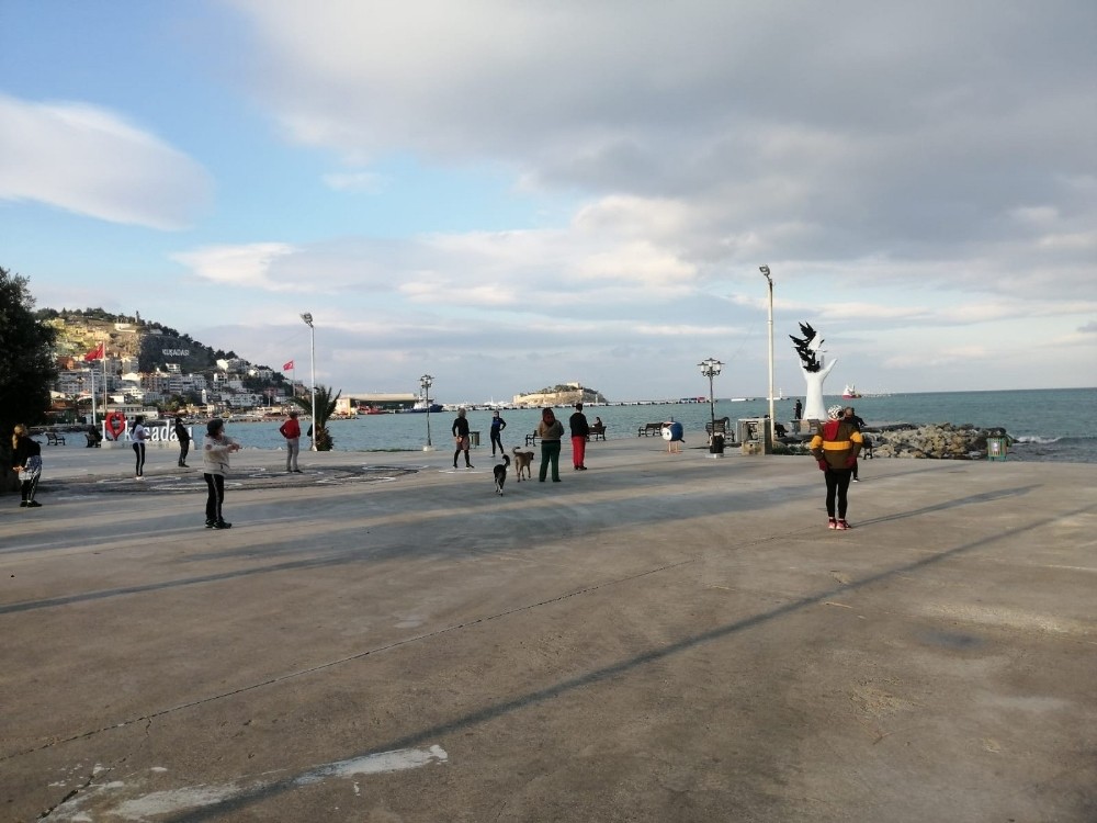 aydinlilar buyuksehirin egitmenleriyle sabah sporu yapiyor 1 cajubLQu Aydınlılar Büyükşehirin eğitmenleriyle sabah sporu yapıyor