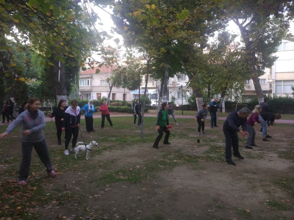 aydinlilar buyuksehirin egitmenleriyle sabah sporu yapiyor 2 Aydınlılar Büyükşehirin eğitmenleriyle sabah sporu yapıyor