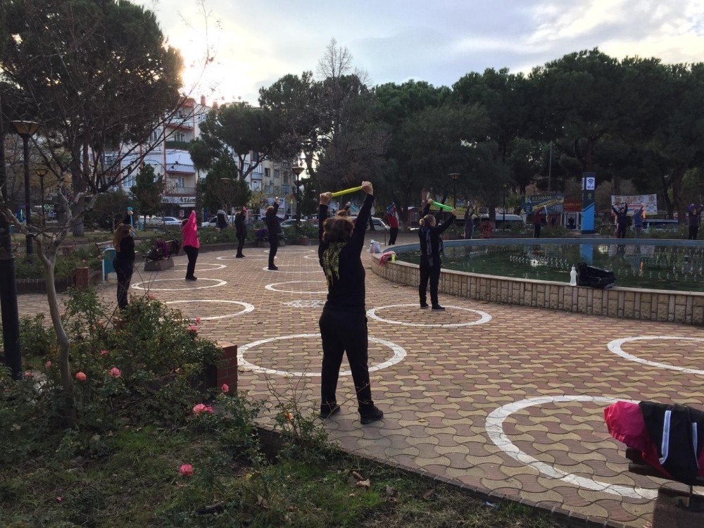 aydinlilar buyuksehirin egitmenleriyle sabah sporu yapiyor 3 DmIFKhg5 Aydınlılar Büyükşehirin eğitmenleriyle sabah sporu yapıyor