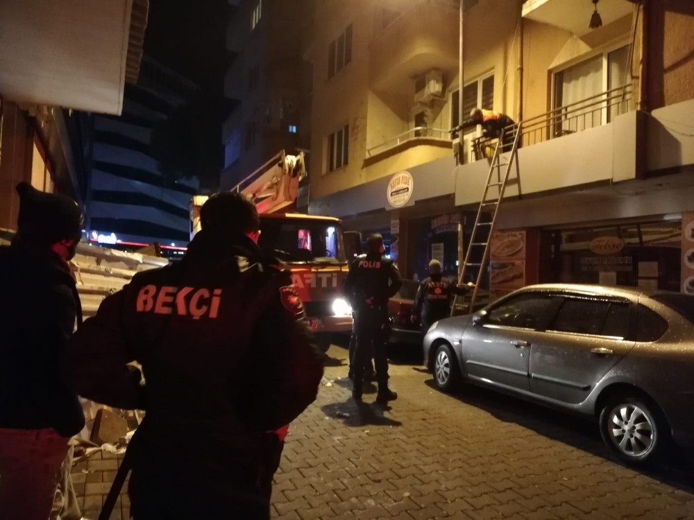 balkonda mahsur kalan kedinin yardimina itfaiye kostu 1 pLEqwbaC Balkonda mahsur kalan kedinin yardımına itfaiye koştu