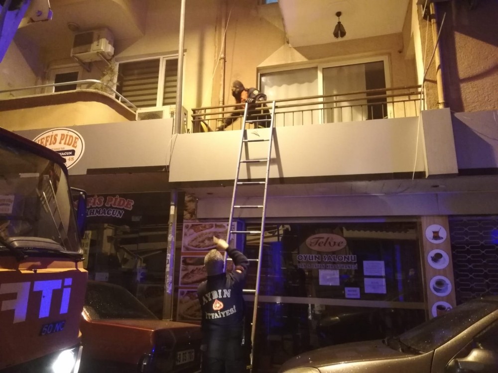balkonda mahsur kalan kedinin yardimina itfaiye kostu 2 CJMvzkWu Balkonda mahsur kalan kedinin yardımına itfaiye koştu