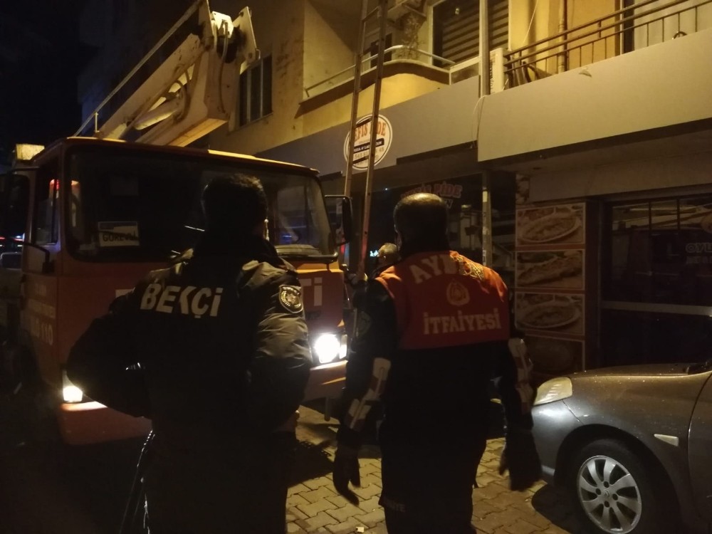 balkonda mahsur kalan kedinin yardimina itfaiye kostu 3 1MRsIPWu Balkonda mahsur kalan kedinin yardımına itfaiye koştu