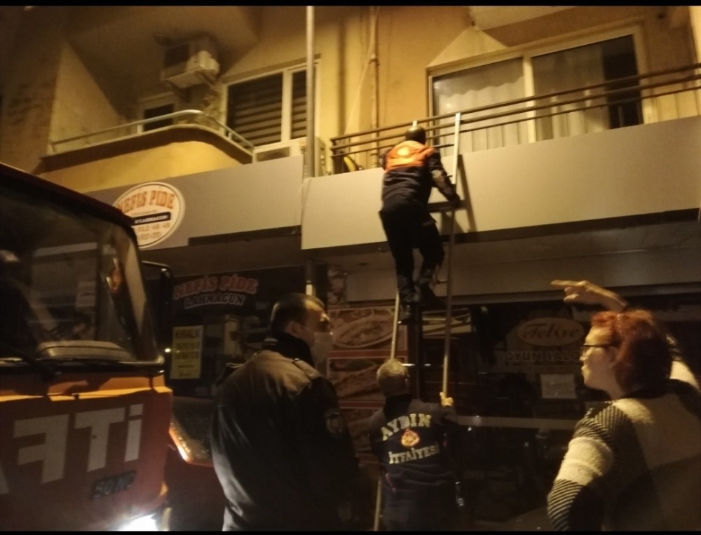 balkonda mahsur kalan kedinin yardimina itfaiye kostu 4 9sWRqqdb Balkonda mahsur kalan kedinin yardımına itfaiye koştu