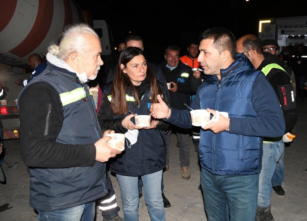 baskan gunel gece mesaisi yapan personele sicak corba ikram etti 4 mTC3OcTU Başkan Günel, gece mesaisi yapan personele sıcak çorba ikram etti
