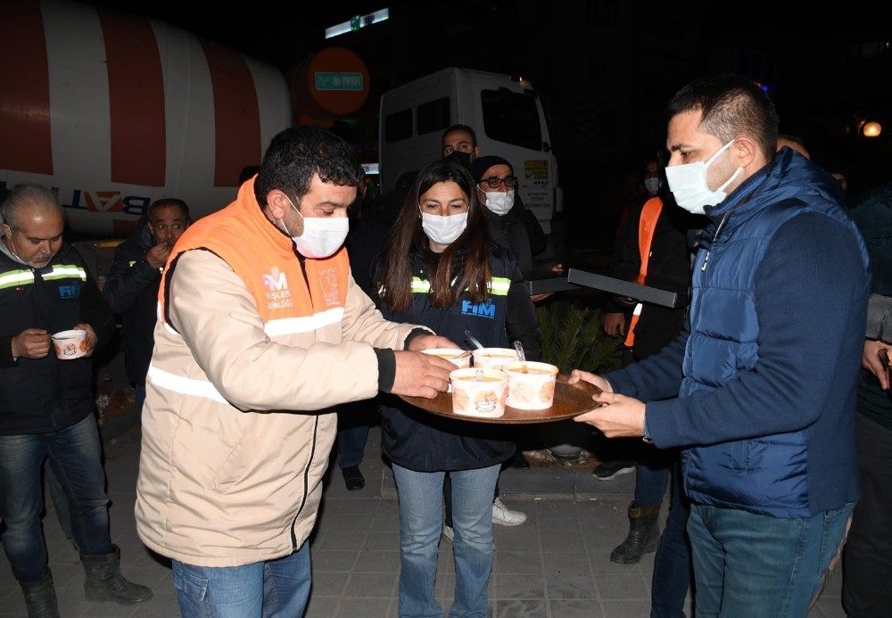 baskan gunel gece mesaisi yapan personele sicak corba ikram etti 5 Başkan Günel, gece mesaisi yapan personele sıcak çorba ikram etti
