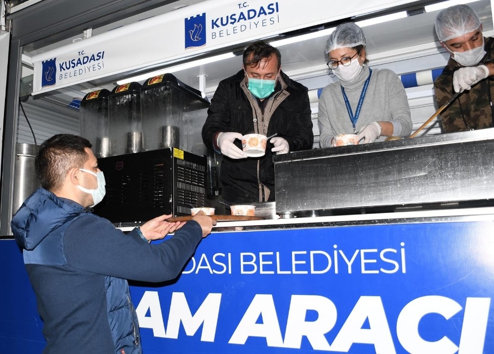 baskan gunel gece mesaisi yapan personele sicak corba ikram etti 6 f4uGYkgf Başkan Günel, gece mesaisi yapan personele sıcak çorba ikram etti