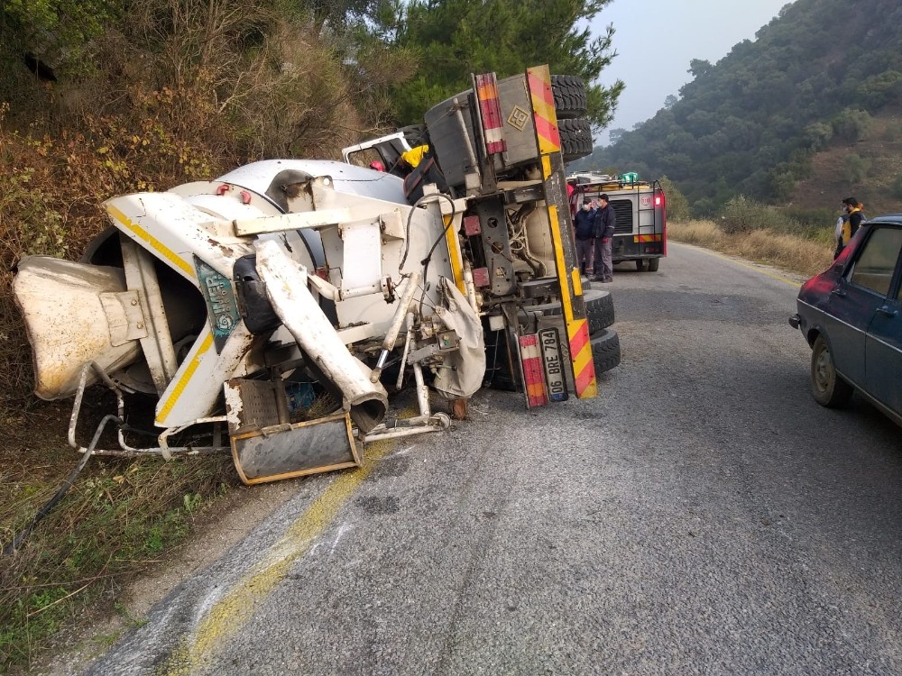 beton mikseri devrildi sikisan surucuyu itfaiye ekipleri kurtardi 1 Q97P9vHO Beton mikseri devrildi, sıkışan sürücüyü itfaiye ekipleri kurtardı