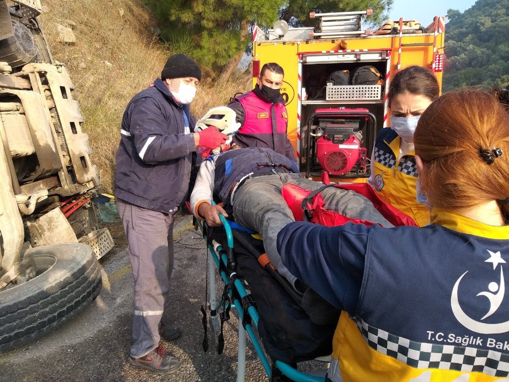 beton mikseri devrildi sikisan surucuyu itfaiye ekipleri kurtardi 2 Beton mikseri devrildi, sıkışan sürücüyü itfaiye ekipleri kurtardı