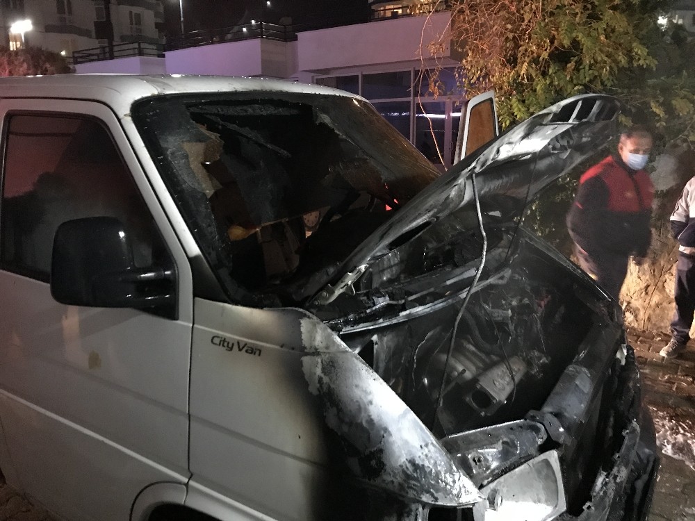 bir gun once tamir ettirdigi kamyoneti yandi 1 Bir gün önce tamir ettirdiği kamyoneti yandı