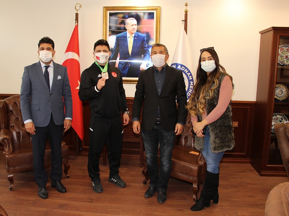 dunya ucuncusu adu ogrencisi arslan rektor aldemir ile gorustu 1 BsjZce9M Dünya üçüncüsü ADÜ öğrencisi Arslan, Rektör Aldemir ile görüştü