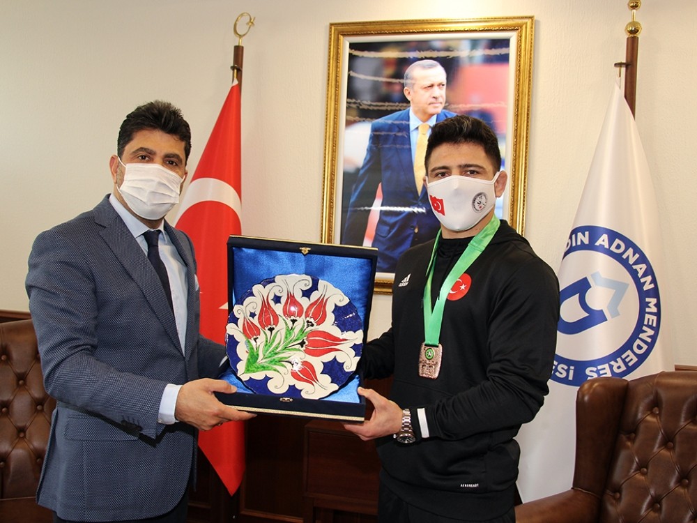 dunya ucuncusu adu ogrencisi arslan rektor aldemir ile gorustu 2 PgDdfrZL Dünya üçüncüsü ADÜ öğrencisi Arslan, Rektör Aldemir ile görüştü