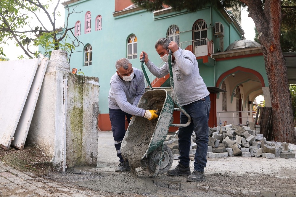 efeler belediyesi baltakoydeki cami avlusuna parke tasi dosedi 3 lw4tV5vK Efeler Belediyesi, Baltaköy’deki cami avlusuna parke taşı döşedi