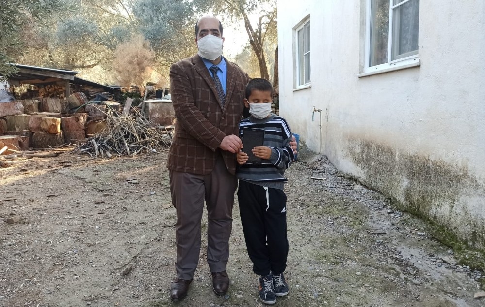 gorme engelli orhan cana cercioglundan tablet hediyesi 1 tQNWLO8V Görme engelli Orhan Can’a Çerçioğlu’ndan tablet hediyesi