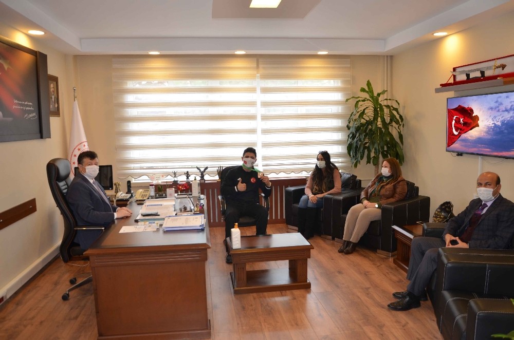 il muduru fillikcioglu milli guresci cengizi odullendirdi 1 SQLK9rMT İl Müdürü Fillikçioğlu, milli güreşçi Cengiz’i ödüllendirdi