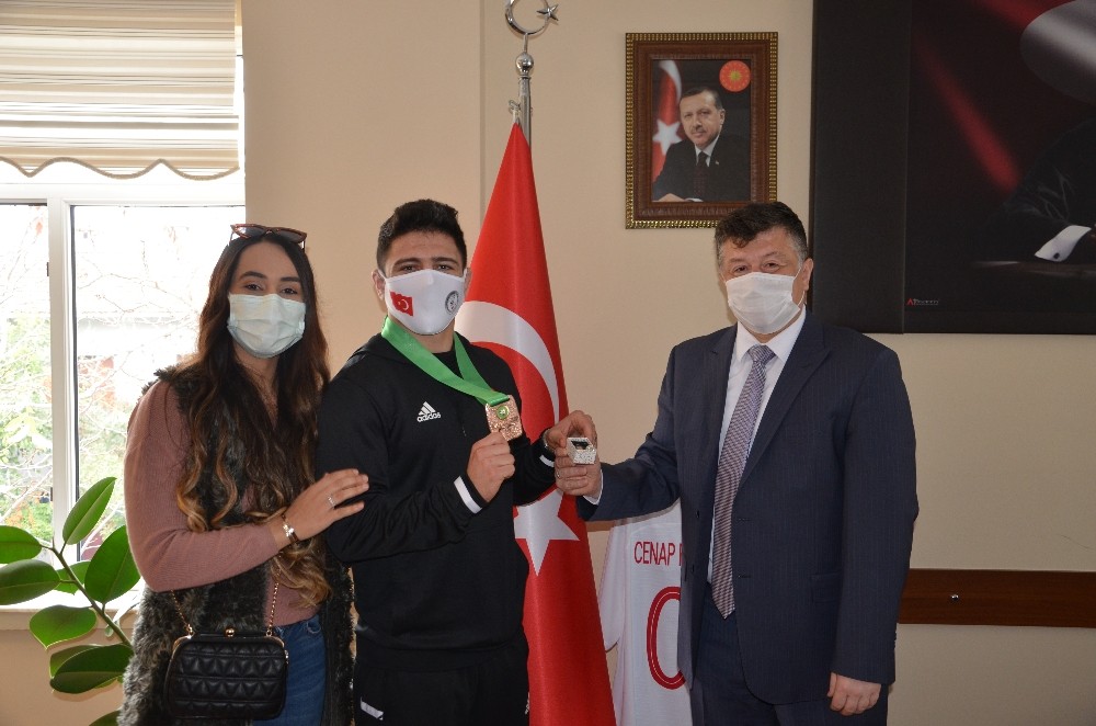 il muduru fillikcioglu milli guresci cengizi odullendirdi 2 3McikWIW İl Müdürü Fillikçioğlu, milli güreşçi Cengiz’i ödüllendirdi