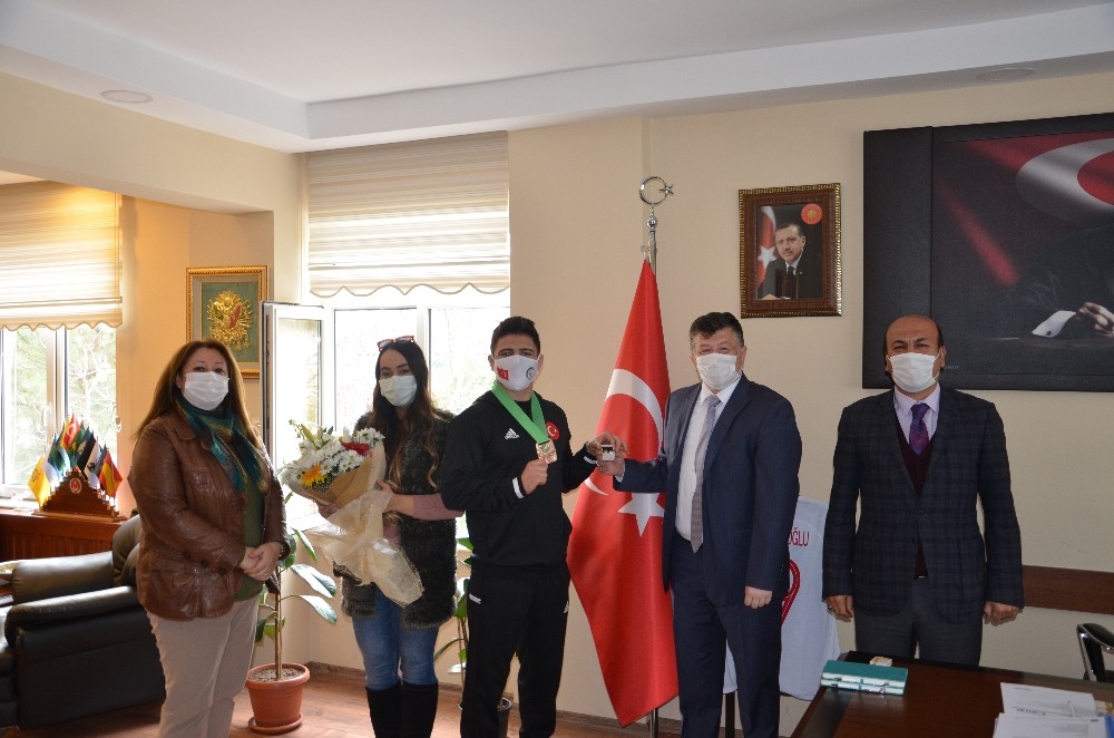 il muduru fillikcioglu milli guresci cengizi odullendirdi 3 aFHN5wrb İl Müdürü Fillikçioğlu, milli güreşçi Cengiz’i ödüllendirdi