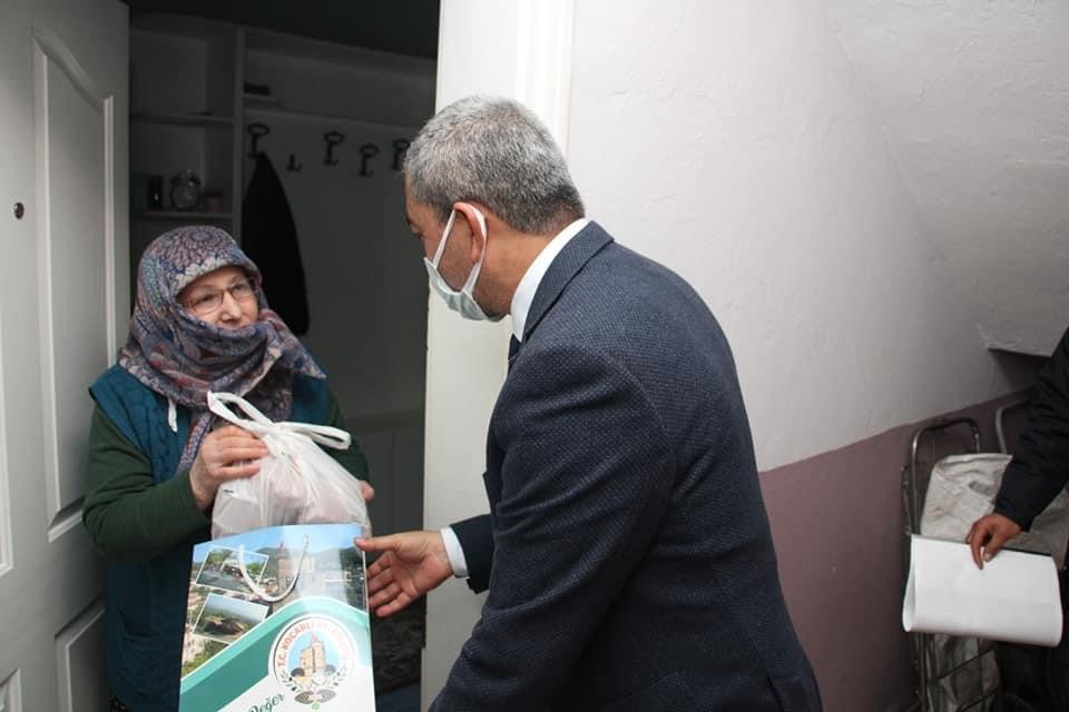 kocarlida yasli cinarlarin yeni yil yemekleri baskan kaplandan 2 3fk3k3Nf Koçarlı’da yaşlı çınarların yeni yıl yemekleri başkan Kaplan’dan