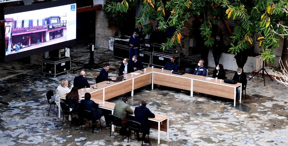 kusadasi carsilarinda dis cepheler beyaza burunecek 2 uPYrnW6D Kuşadası çarşılarında dış cepheler beyaza bürünecek