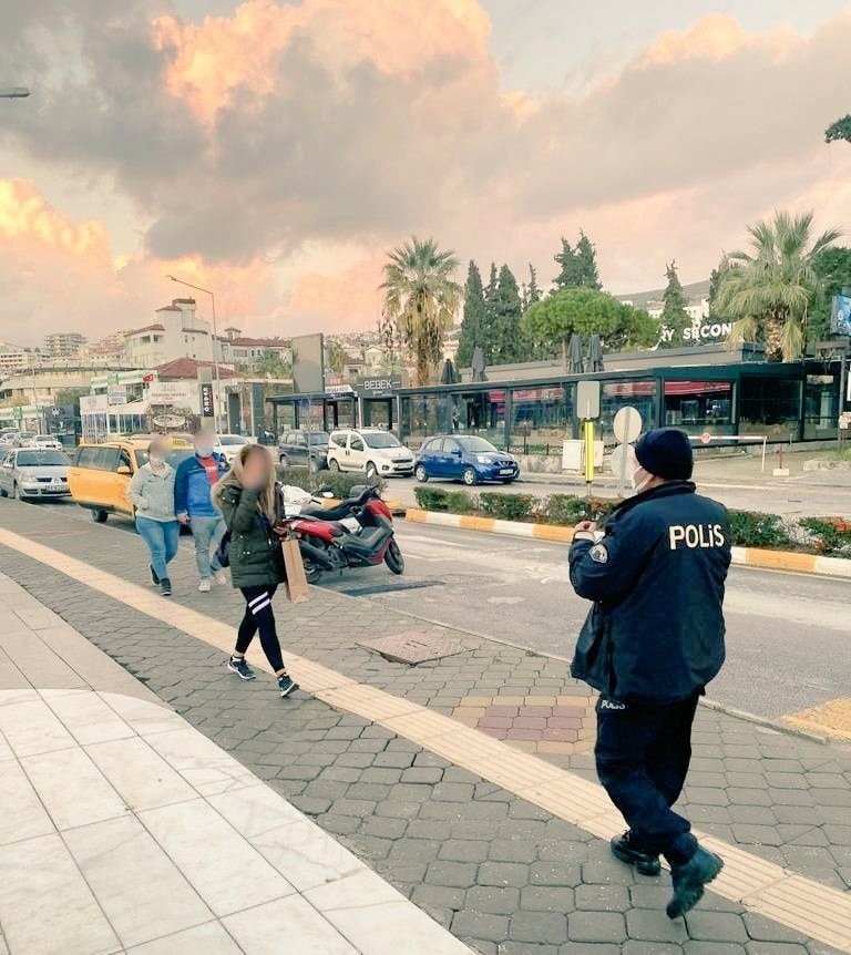 kusadasinda polis ve jandarmadan yilbasi denetimi 4 Kuşadası’nda polis ve jandarmadan yılbaşı denetimi