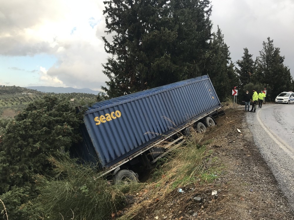 kusadasinda tir tarlaya uctu 1 H67VJT9N Kuşadası’nda tır tarlaya uçtu