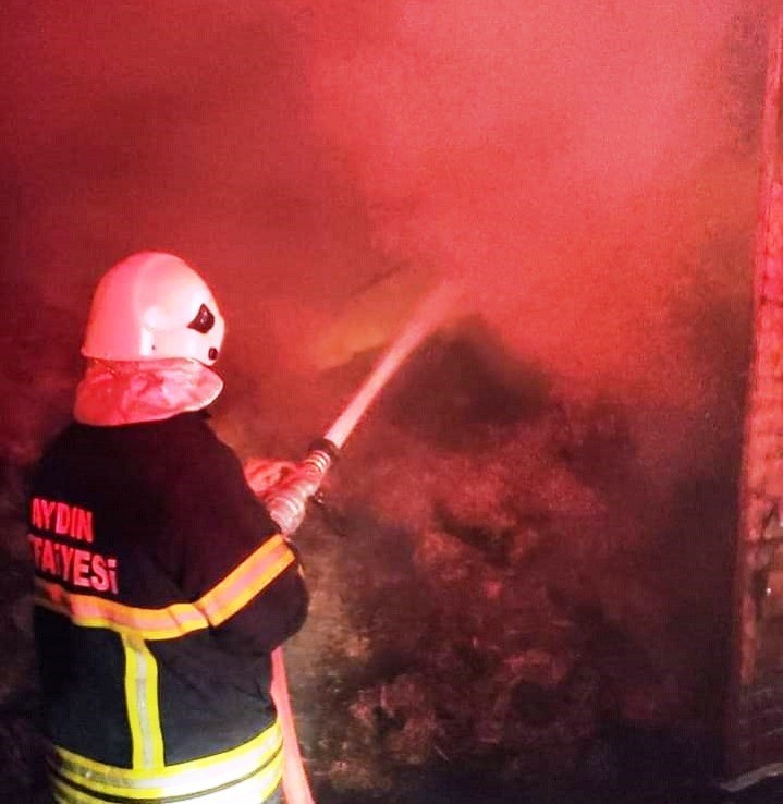 nazillide depo yangini 3 ieeHBfj5 Nazilli’de depo yangını