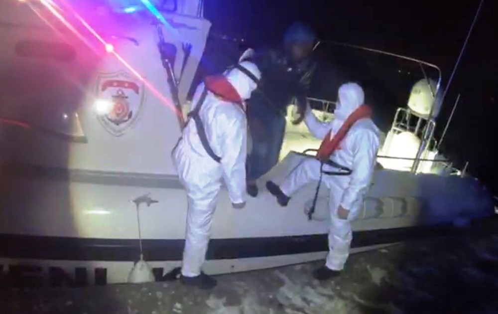 olume terk edilen 38 duzensiz gocmen kurtarildi 1 HkuUTwlF Ölüme terk edilen 38 düzensiz göçmen kurtarıldı