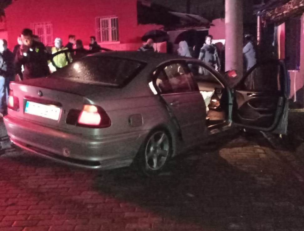 polisten kacti direge carpti 2 u34eHywp Polisten kaçtı, direğe çarptı