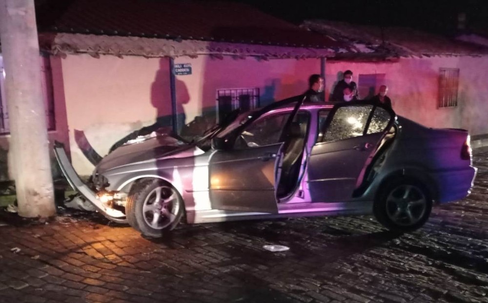 polisten kacti direge carpti 3 Polisten kaçtı, direğe çarptı