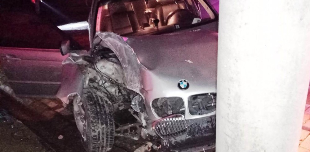 polisten kacti direge carpti 5 NCOtl12Q Polisten kaçtı, direğe çarptı