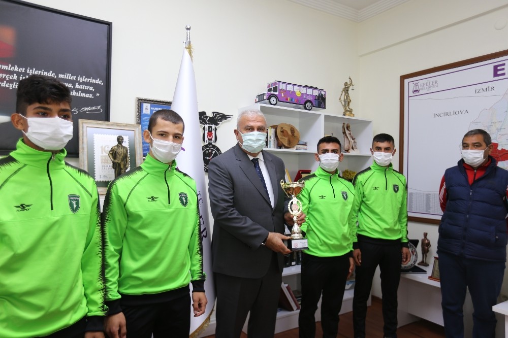 sampiyon atletler baskan atayi ziyaret etti 1 nWrheCl2 Şampiyon atletler, Başkan Atay’ı ziyaret etti