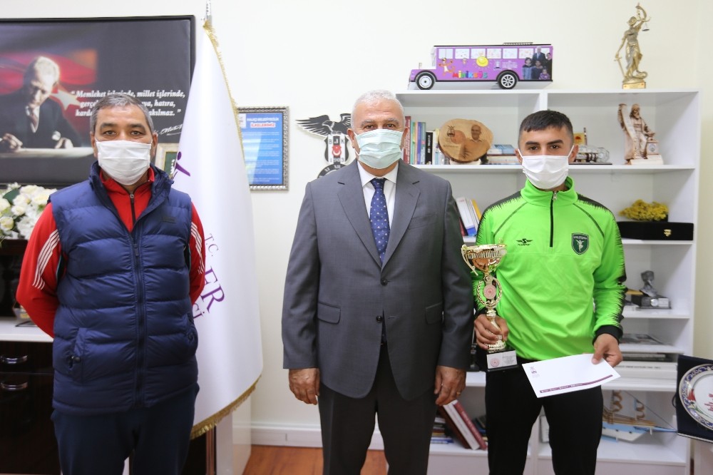 sampiyon atletler baskan atayi ziyaret etti 3 NvEhFQWD Şampiyon atletler, Başkan Atay’ı ziyaret etti