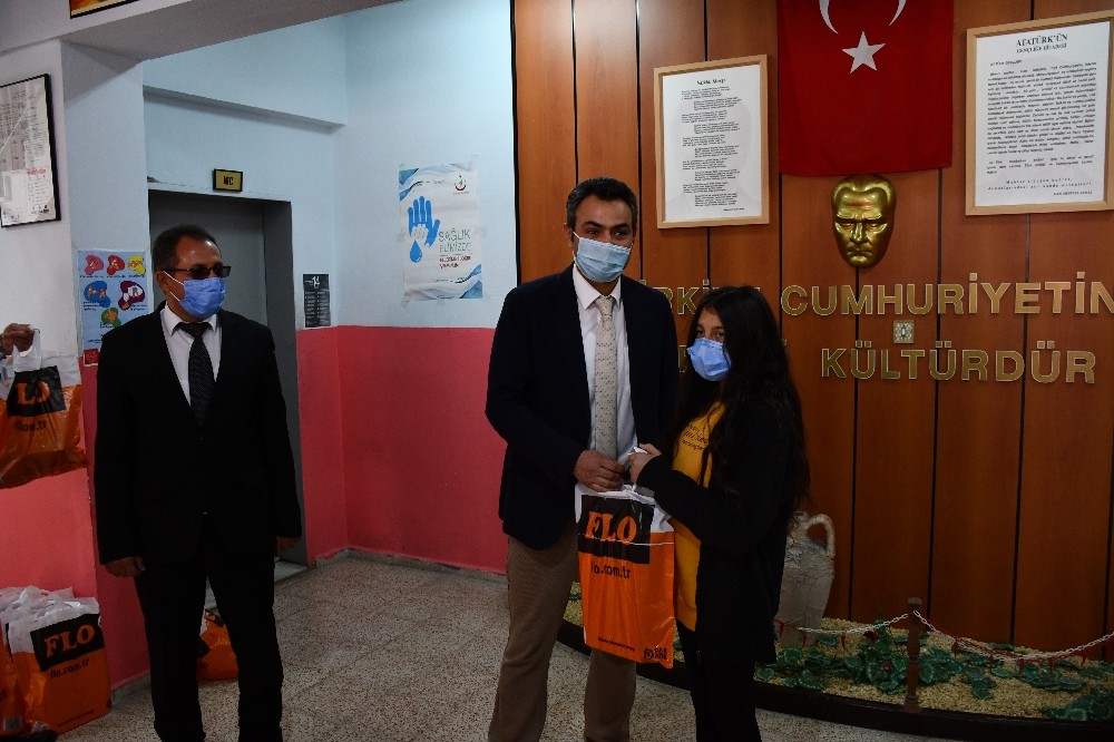 sokede ogrenciler ayakkabilara sevindi 1 WJiGfDfg Söke’de öğrenciler ayakkabılara sevindi